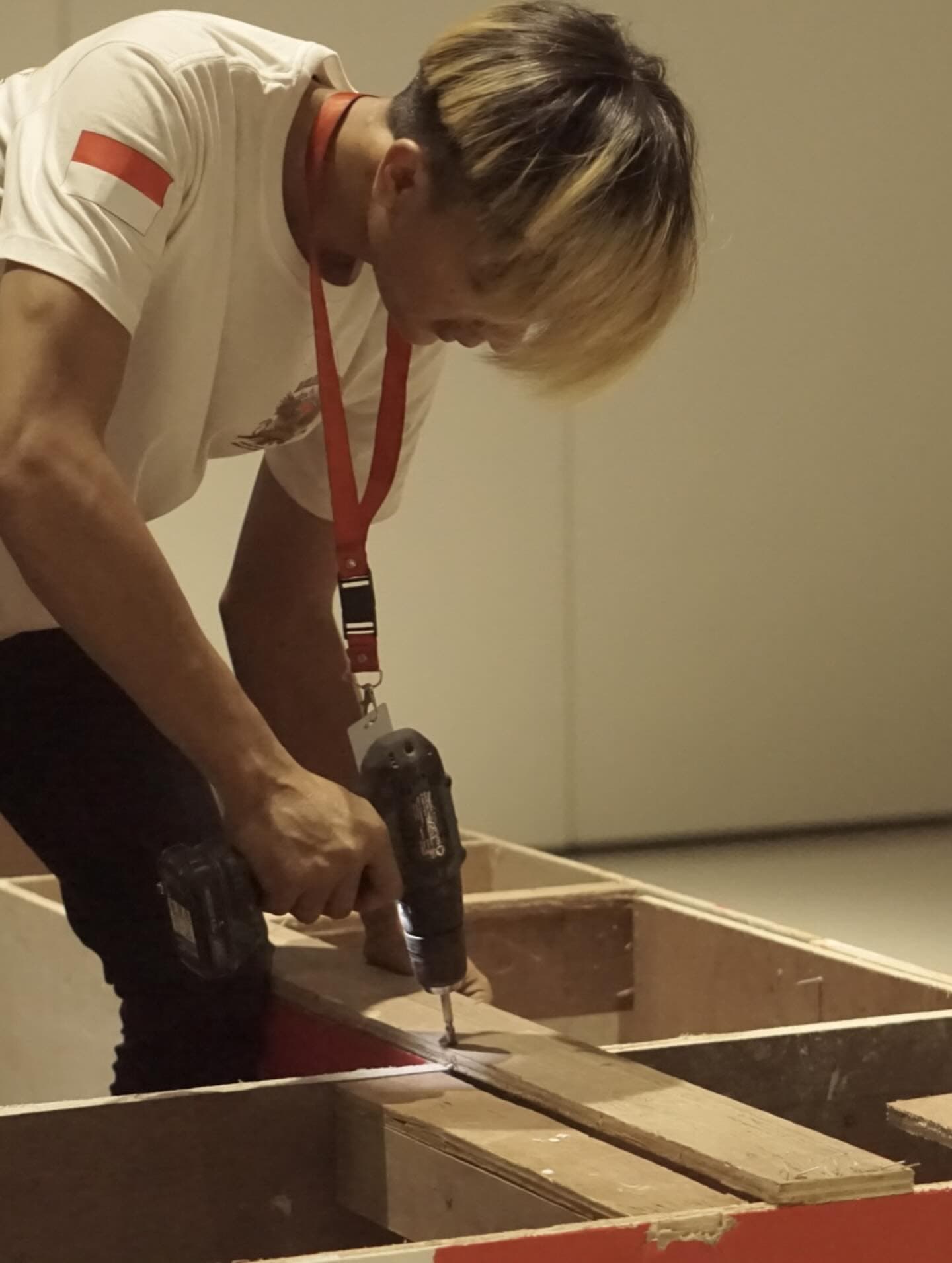 Tim produksi Maganta Kreasi merakit rangka kayu