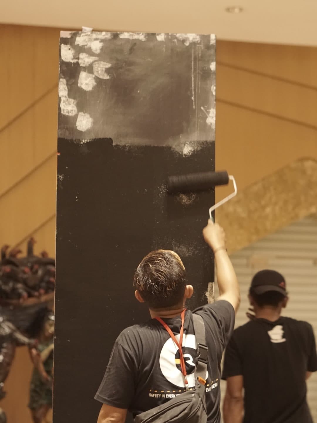 Proses pengecatan dan finishing totem oleh kru Maganta Kreasi