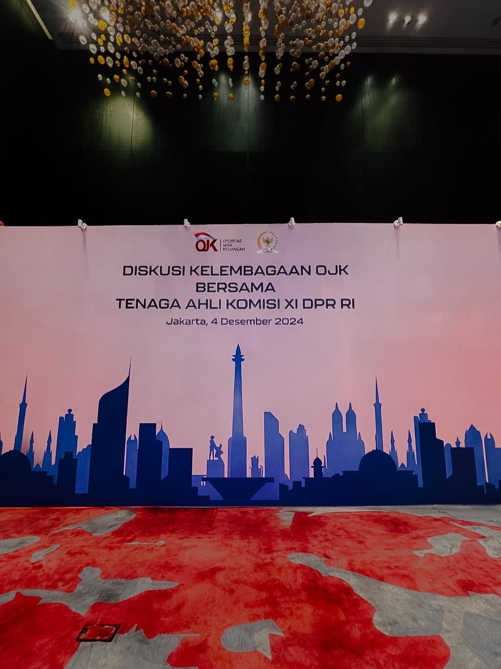 Giant Photowall Back-to-Back - OJK & Komisi XI DPR RI
